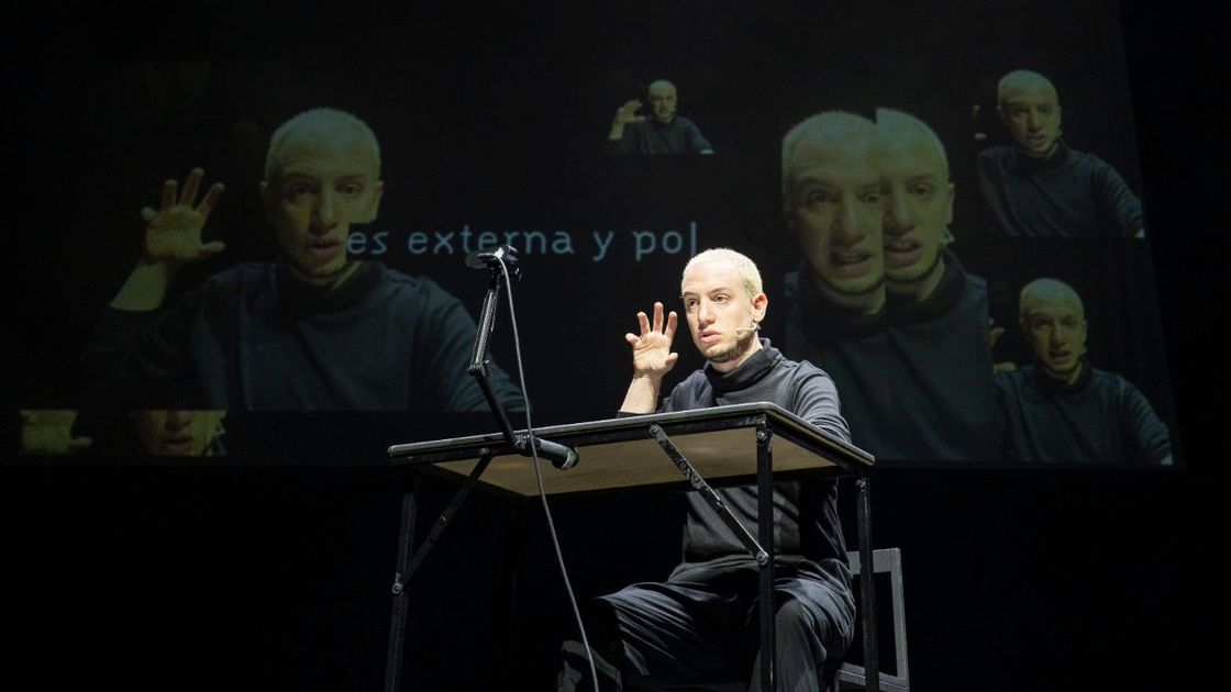 Después de varias visitas con funciones agotadas, Martín Rechimuzzi vuelve a Rosario el sábado 15 de agosto con su unipersonal Alejandra.