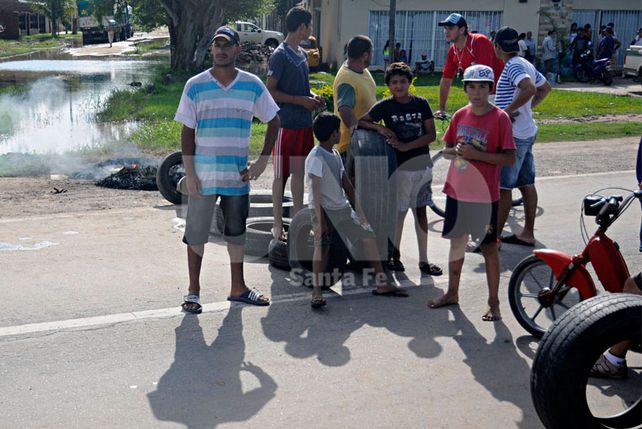 Reclamo. Aseguran que el agua no baja y por eso le exigieron al intendente Mario Formento una solución urgente.