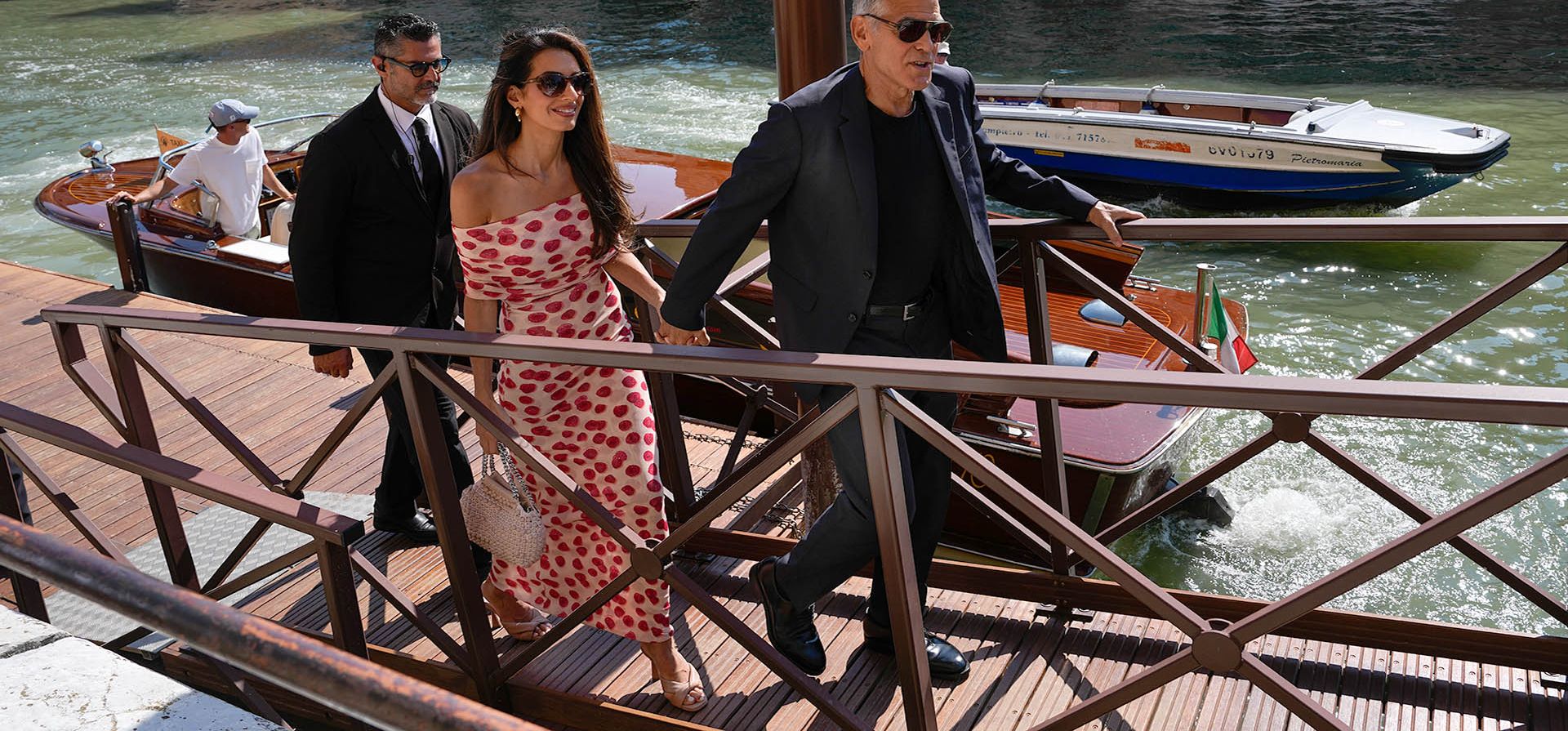 Amal Clooney (izquierda) y George Clooney llegan al evento "El futuro de la creatividad" durante la 83.ª edición del Festival de Cine de Venecia, en Venecia, Italia, el viernes 4 de septiembre de 2026. (Foto de Alessandra Tarantino/Invision/AP)