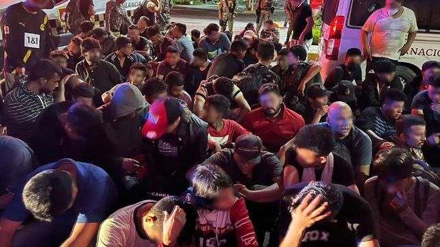 México: 366 migrantes de 16 nacionalidades hacinados en el acoplado de un camión