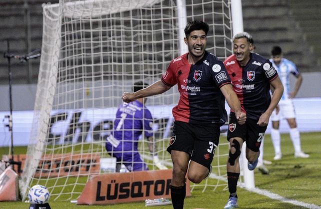 Luciano Lollo celebra el primer gol de Newells en un partido no apto para cardíacos.