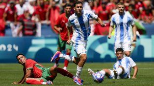 La selección argentina porta el escudo del Comité Olímpico Argentino durante los Juegos Olímpicos.