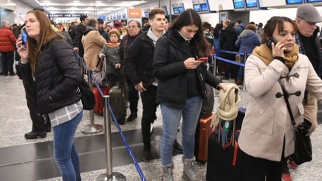 Aeroparque. Numerosos pasajeros se quedaron varados por asambleas. &nbsp;