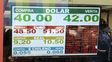Sin techo. En la city porteña el dólar superó los 42 pesos, y en Paraná llegó a venderse a 43. Cerró en 40 pesos. Sin techo. En la city porteña el dólar superó los 42 pesos, y en Paraná llegó a venderse a 43. Cerró en 40 pesos.