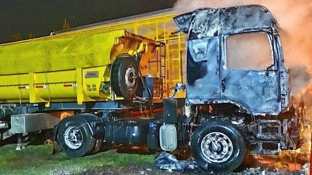 Bomberos evitaron que el incendio se propague al tanque de combustible del rodado de gran porte.
