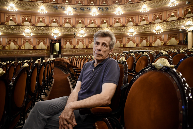 Jan Latham Koenig en la sala del Colón