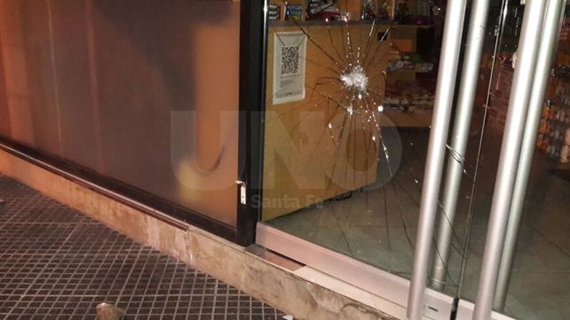 Reacción: dueño de autoservicio sorprendió a un ladrón, lo atrapó y entregó a la Policía