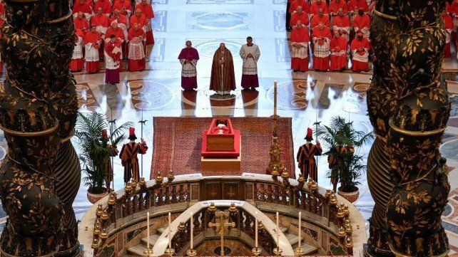 Incesante paso de los fieles en la despedida al Papa Francisco