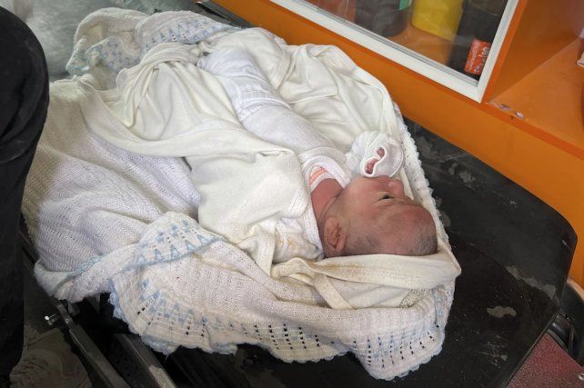 Rescataron a una bebé de los escombros en Gaza tras el ataque aéreo que mató a su familia