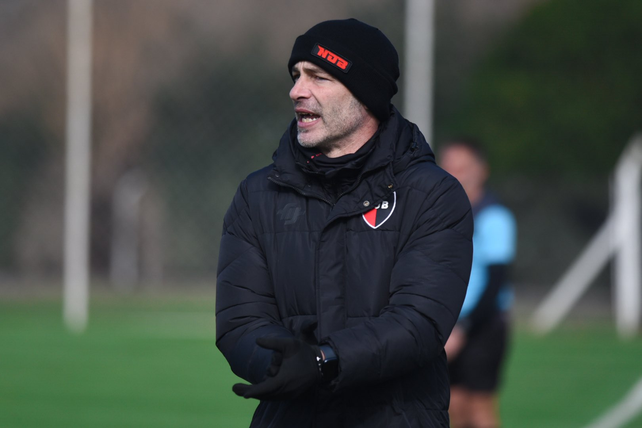 Sebastián Méndez tuvo su primer partido como DT de Newells ante Defensa y Justicia.