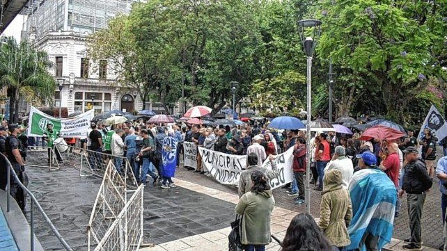 Los trabajadores se convocaron en las escalinatas de la municipalidad de Concordia.