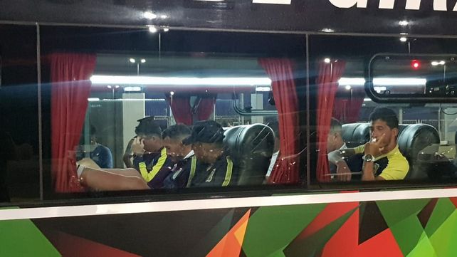 El plantel canalla arriba del micro