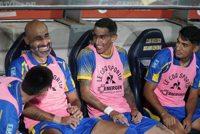 Carlos Quintana y Ángel Di María, a pura sonrisa en el banco de Central.