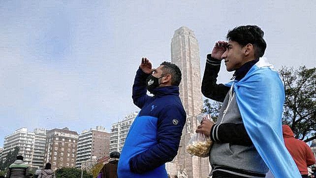 En el Día de la Bandera. Los rosarinos que se acercaron al Monumento hicieron el esfuerzo por divisar los aviones. Se escucharon pero no se vieron.