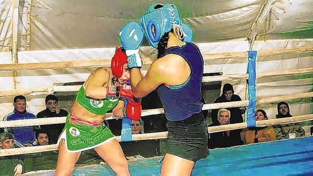 La paranaense Cinthia Salomé González La Camionera desde los 6 años comenzó a practicar boxeo como un hobby. Este deporte se volvió su prioridad