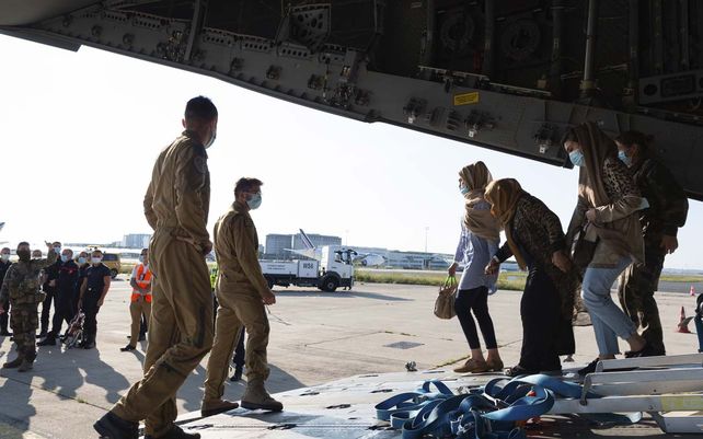 Refugiados afganos llegan en un avión militar al aeropuerto de Roissy