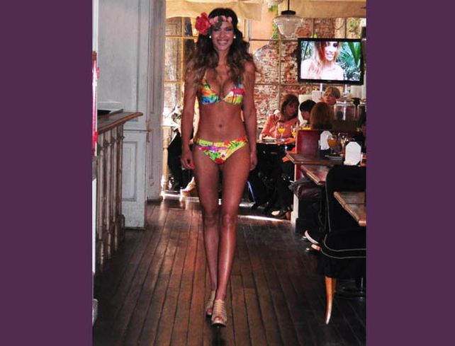 Bailarinas de Tinelli y azafatas de Kaczka juntas en un desfile