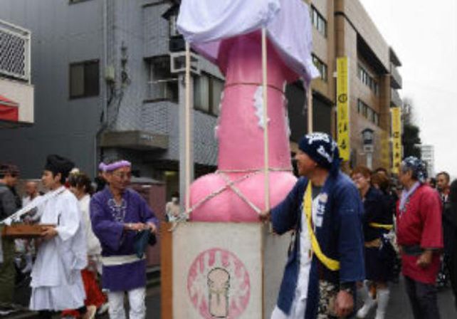 Japón rinde culto a la masculinidad en un festival donde se piden protecciones especiales