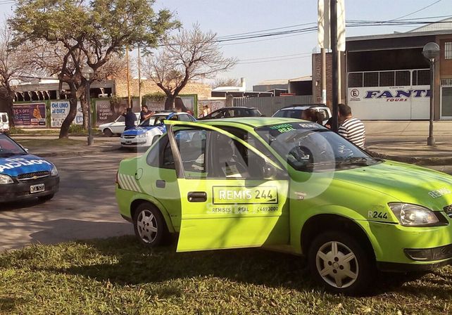Exconvicto robó un remis y lo chocó a pocas cuadras contra un cartel