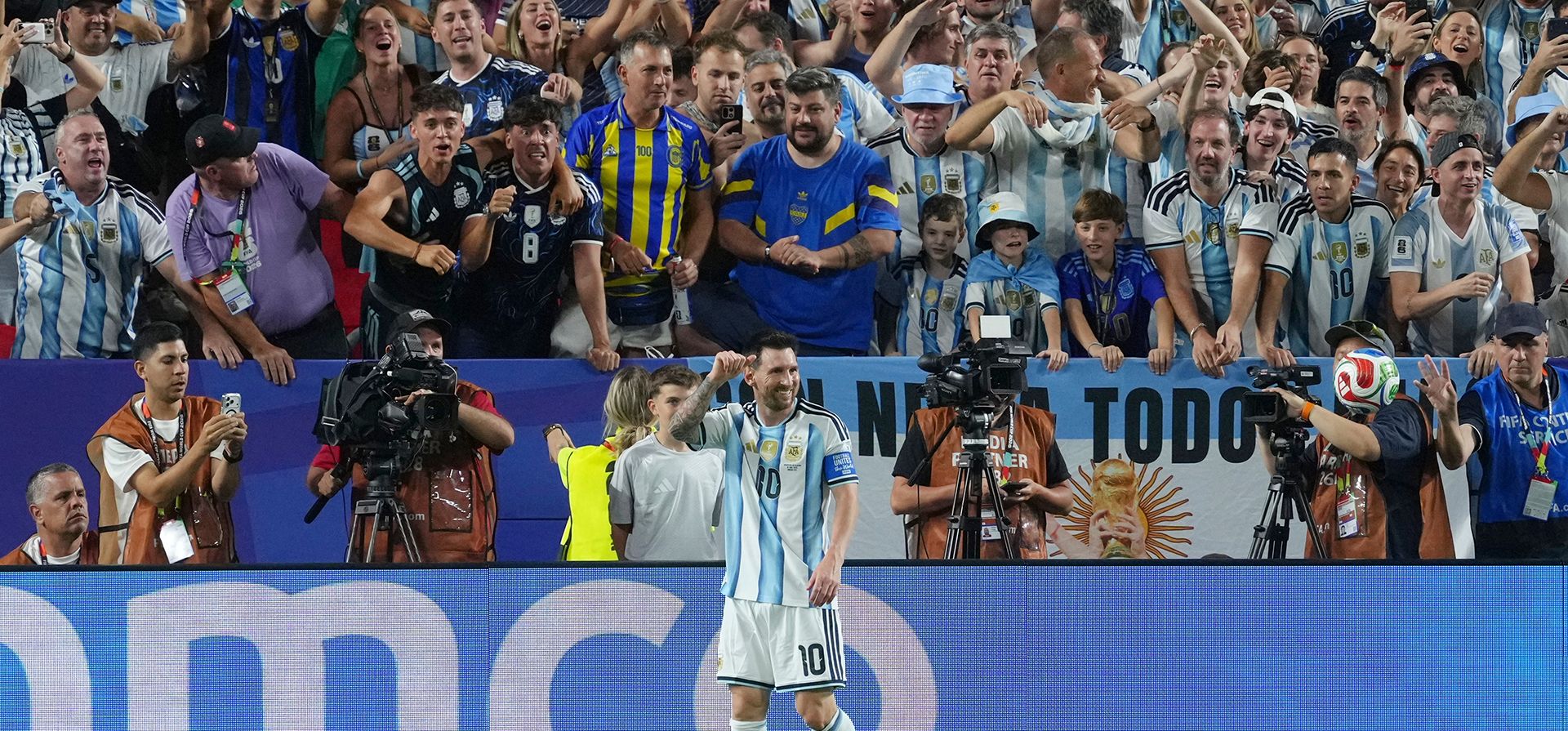 Treinta postales de Argentina vs Argelia, la noche de Lionel Messi