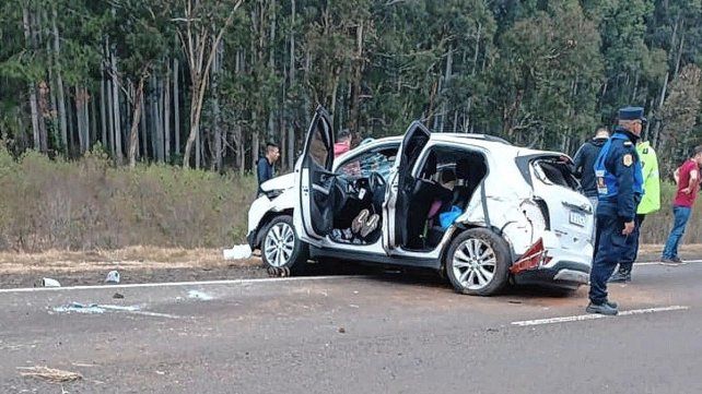El auto volcó en la Ruta Nacional 14 y terminó en la mano contraria.