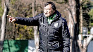 Julio César Falcioni dejó de ser el DT de Banfield.