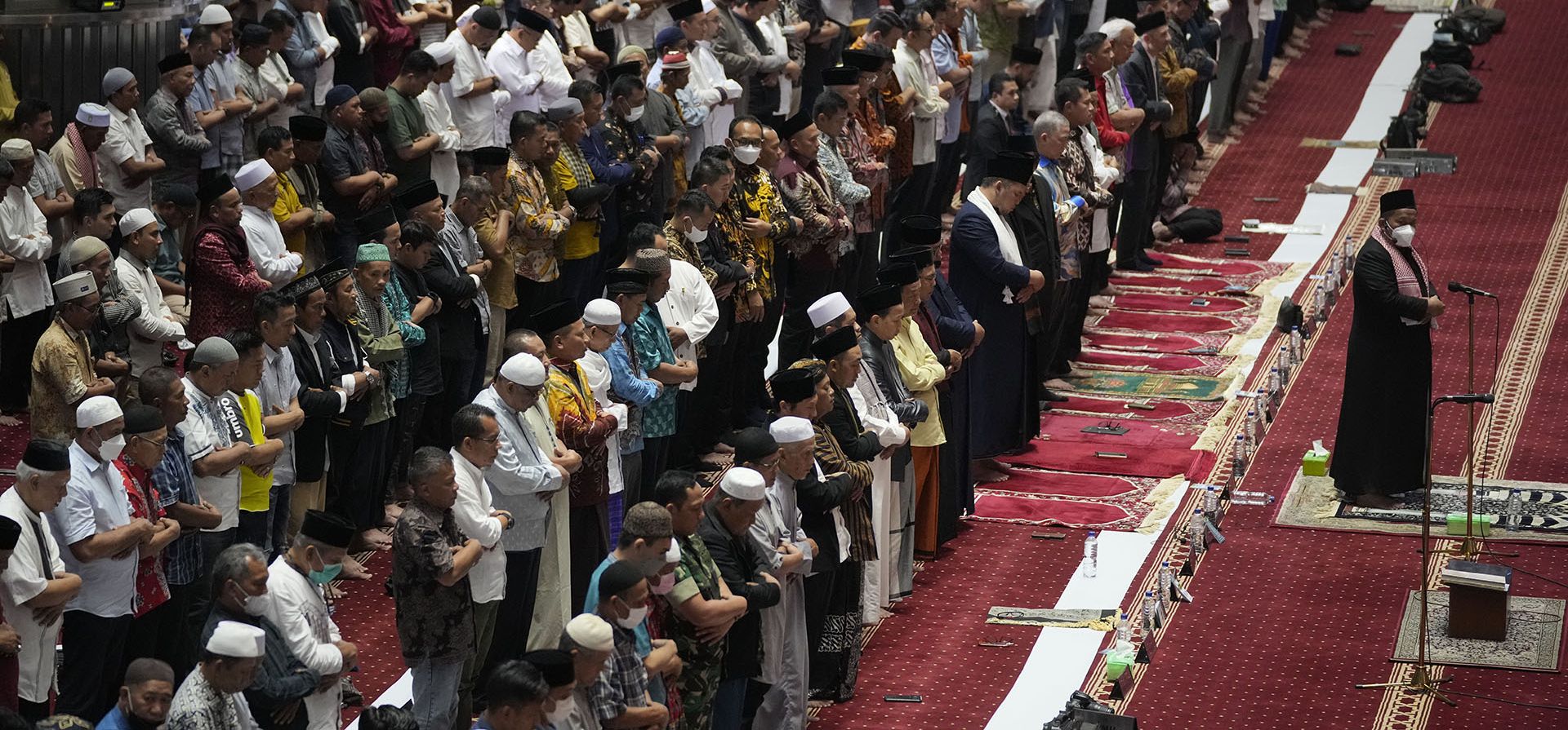 Musulmanes realizan una oración especial por las víctimas del terremoto en Turquía y Siria, después de la oración del viernes en la mezquita Istiqlal en Yakarta, Indonesia, el viernes 10 de febrero de 2023. (Foto AP/Dita Alangkara)