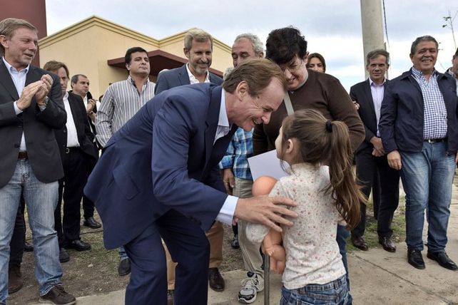 Entrega de viviendas. En varios actos Frigerio acompañó a Bordet y Casaretto.&nbsp;