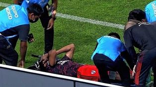 El defensor de River, Robert Rojas y el dolor de una grave lesión.&nbsp;
