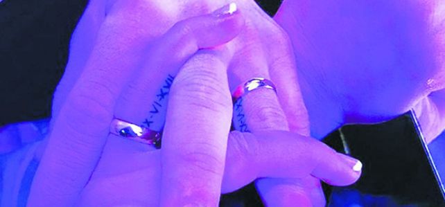 Para siempre. Los novios se tatuaron la fecha del casamiento.
