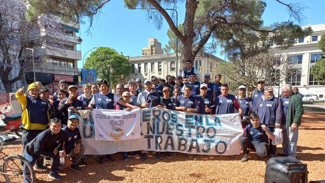 Tarjeteros de Paraná se movilizaron hasta calles Urquiza y Corrientes. Piden sistema de estacionamiento medido y niegan amenazas a conductores y daños a autos