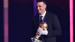 Lionel Scaloni, emocionado, entregó la Copa del Mundo. El sueño de recuperarla ya está en marcha. Empezó el Mundial.&nbsp;