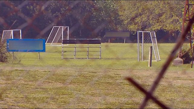 Un joven de 14 años lucha por su vida tras caerle encima un arco de fútbol
