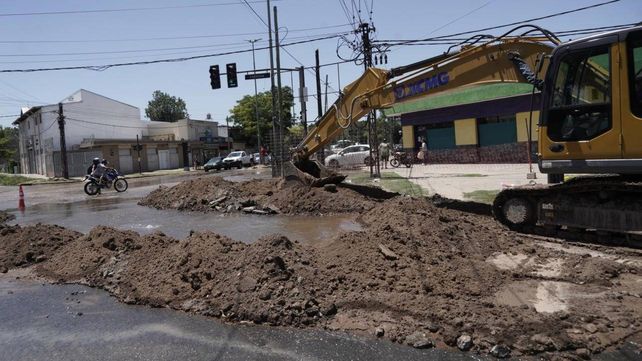 Maquinas de la obra de la EPE que rompieron un caño de Aguas Santafesinas