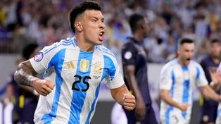 La explosión de Licha Martínez, para su primer gol con la camiseta albiceleste. Está en duda para la semifinal.