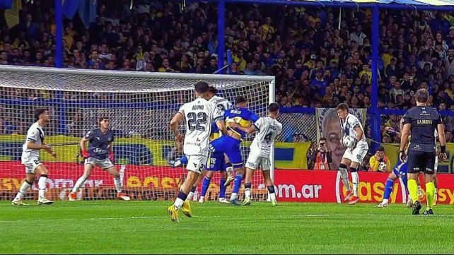 Boca y Vélez animan un entretenido encuentro en La Bombonera.