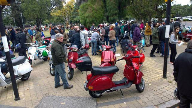 Los fanáticos celebraron  en Rosario los 70 años de la legendaria Vespa