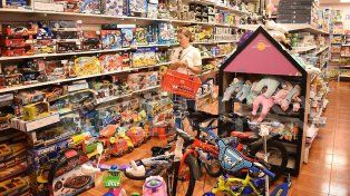 En Reyes Magos 70% de la demanda de regalos fueron juguetes, indumentaria y libros. Hubo poco aumento de precios y competencia entre compras físicas y digitales