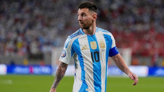 Lionel Messi jugó a media máquina, pero de igual forma estuvo cerca de marcar, con un remate desde lejos.