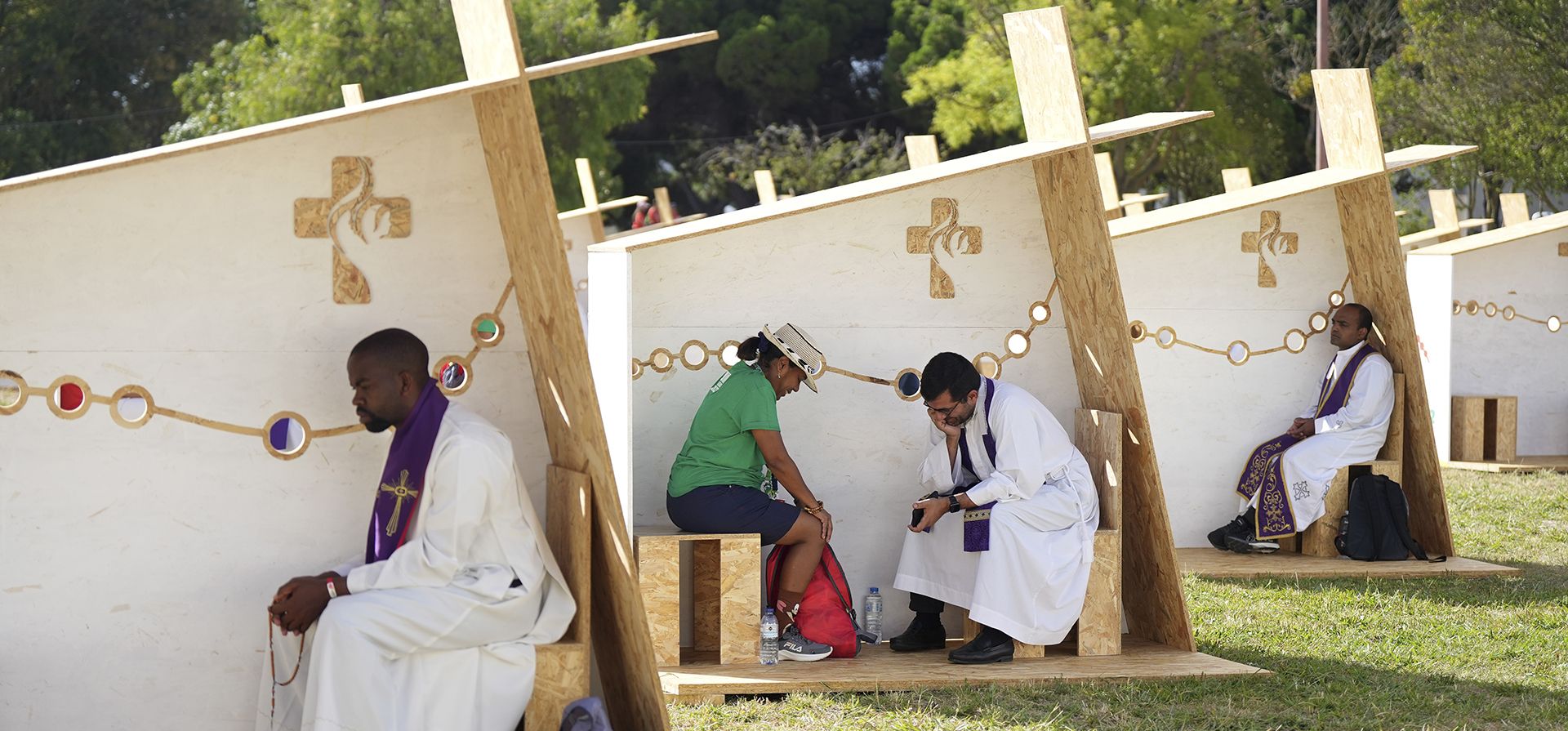 Un sacerdote escucha la confesión en una fila de confesionarios preparados para los peregrinos que llegan para la Jornada Mundial de la Juventud en un parque de Lisboa, el martes 1 de agosto de 2023. El Papa Francisco llegará el 2 de agosto para asistir al evento que se espera traiga cientos de miles de jóvenes fieles católicos a Lisboa. (AP Photo/Ana Brigida) Un sacerdote escucha la confesión en una fila de confesionarios preparados para los peregrinos que llegan para la Jornada Mundial de la Juventud en un parque de Lisboa, el martes 1 de agosto de 2023. El Papa Francisco llegará el 2 de agosto para asistir al evento que se espera traiga cientos de miles de jóvenes fieles católicos a Lisboa. (AP Photo/Ana Brigida)
