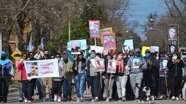Centenares de vecinos de Santa Isabel se movilizaron en mayo-junio de 2020 pidiendo justicia por el crimen de Federico Landriel.