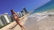 en pleno embarazo, lourdes sanchez celebro el millon de seguidores corriendo por la playa