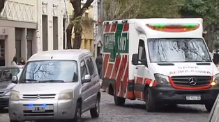 Una ambulancia se retira de Aguirre al 200, en Villa Crespo, donde encontraron los cadáveres de los cuatro integrantes de una familia.&nbsp;
