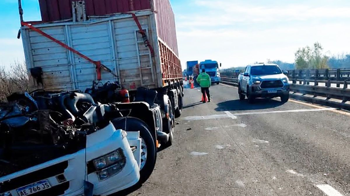 Ruta 14: violento choque entre un camión y una máquina vial