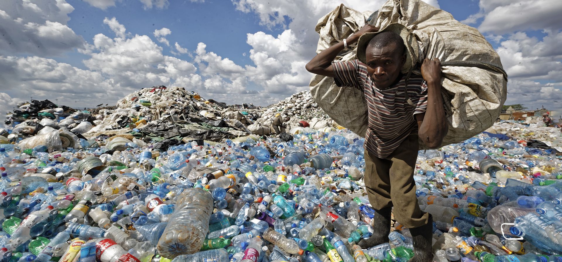 Un hombre lleva un saco de botellas plásticas para venderlas y reciclarlas después de pesarlas en el vertedero en el barrio pobre de Dandora en Nairobi, Kenia. Negociadores de todo el mundo se reúnen en la UNESCO en París el lunes 29 de mayo de 2023 para una segunda ronda de conversaciones con el objetivo de lograr un tratado global para combatir la contaminación plástica en 2024. (AP Photo/Ben Curtis, File) Un hombre lleva un saco de botellas plásticas para venderlas y reciclarlas después de pesarlas en el vertedero en el barrio pobre de Dandora en Nairobi, Kenia. Negociadores de todo el mundo se reúnen en la UNESCO en París el lunes 29 de mayo de 2023 para una segunda ronda de conversaciones con el objetivo de lograr un tratado global para combatir la contaminación plástica en 2024. (AP Photo/Ben Curtis, File)