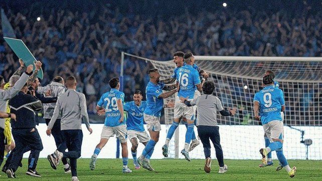 Napoli gritó campeón del Calcio por cuarta vez en su historia tras superar a Cagliari Napoli gritó campeón del Calcio por cuarta vez en su historia tras superar a Cagliari