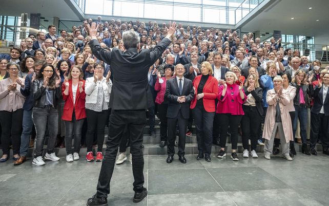 El grupo parlamentario del SPD aplaude al líder del grupo reelegido Rolf Mützenich, durante una foto grupal en el Bundestag en Berlín, Alemania, el miércoles 29 de septiembre de 2021. Las comisiones de los partidos discuten la alineación para el nuevo período legislativo.