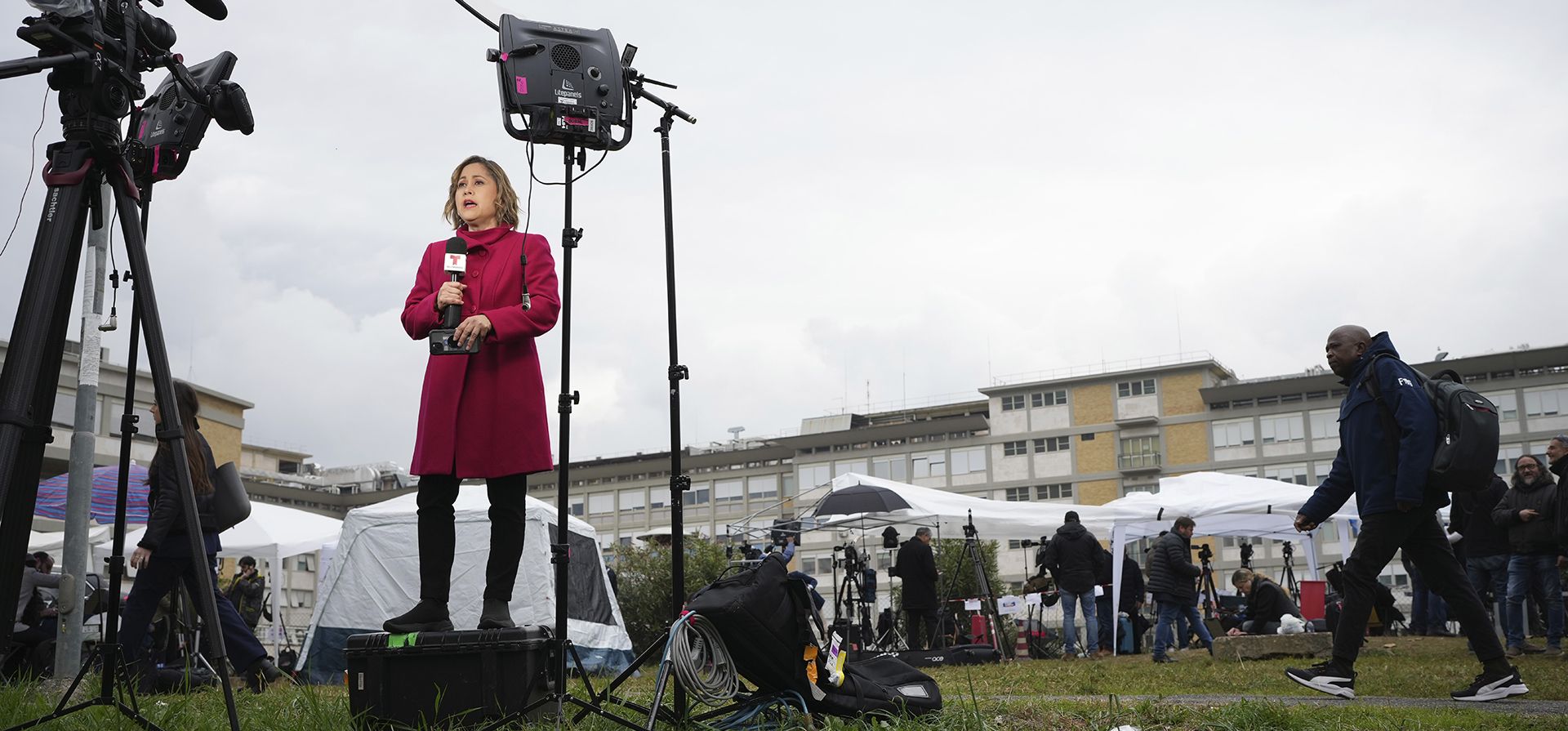 Periodistas trabajan frente al Policlínico Agostino Gemelli, en Roma, el lunes 24 de febrero de 2025, donde el papa Francisco está hospitalizado desde el viernes 14 de febrero. (Foto AP/Alessandra Tarantino) Periodistas trabajan frente al Policlínico Agostino Gemelli, en Roma, el lunes 24 de febrero de 2025, donde el papa Francisco está hospitalizado desde el viernes 14 de febrero. (Foto AP/Alessandra Tarantino)
