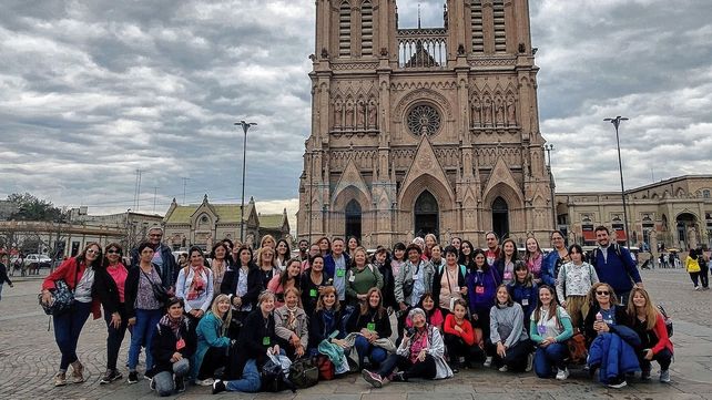 Luján: comunidad de Paraná participó del cambio de manto de la Virgen