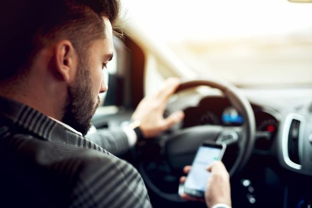 La mitad de los conductores usa el celular cuando maneja